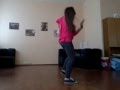 девушка шикарно танцует 