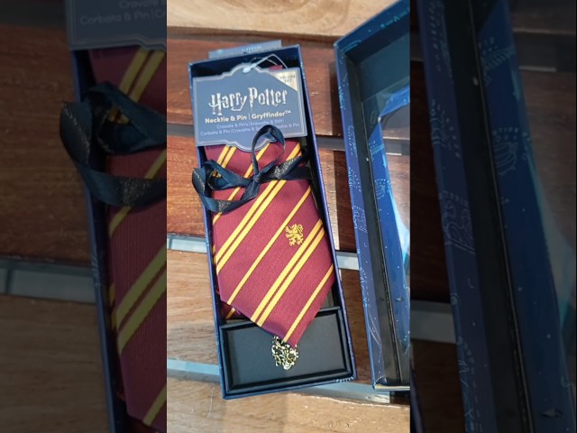 Vídeo relacionado con Cinereplicas Harry Potter - Corbata Deluxe Gryffindor - Licencia Oficial