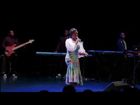 Walk In Love (concert live Paris) - Dena Mwana