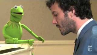 Bret McKenzie and Kermit the Frog sing &quot;Life&#39;s a Happy Song&quot;