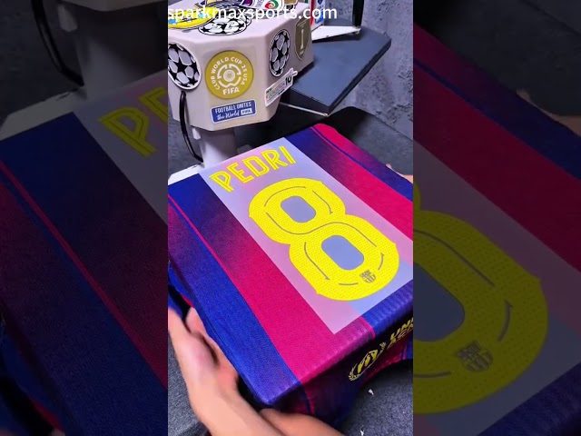 Vídeo relacionado con Futbol Club Barcelona Camiseta Personalizada Primera equipación 2025/26 - Réplica Oficial con Liciencia - Adulto (FR/ES, Letras, M, Regular, Regular)