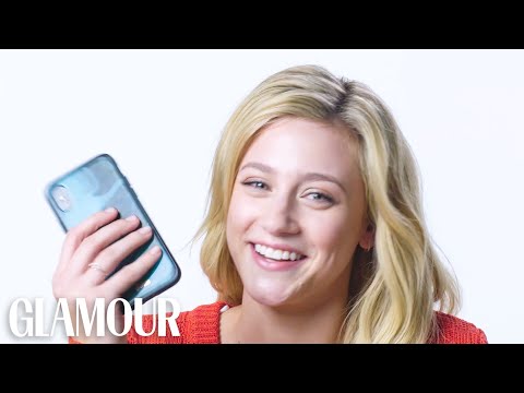 リリ・ラインハートが携帯電話の最後の一品を見せてくれました。 (Lili Reinhart Shows Us the Last Thing on Her Phone | Glamour)