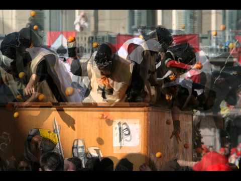 battaglia delle arance Ivrea 2011 carro I cavalieri del Lago