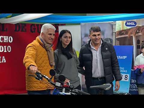 Los estudiantes de Alto Pencoso recibieron sus TuBi de la mano de Poggi