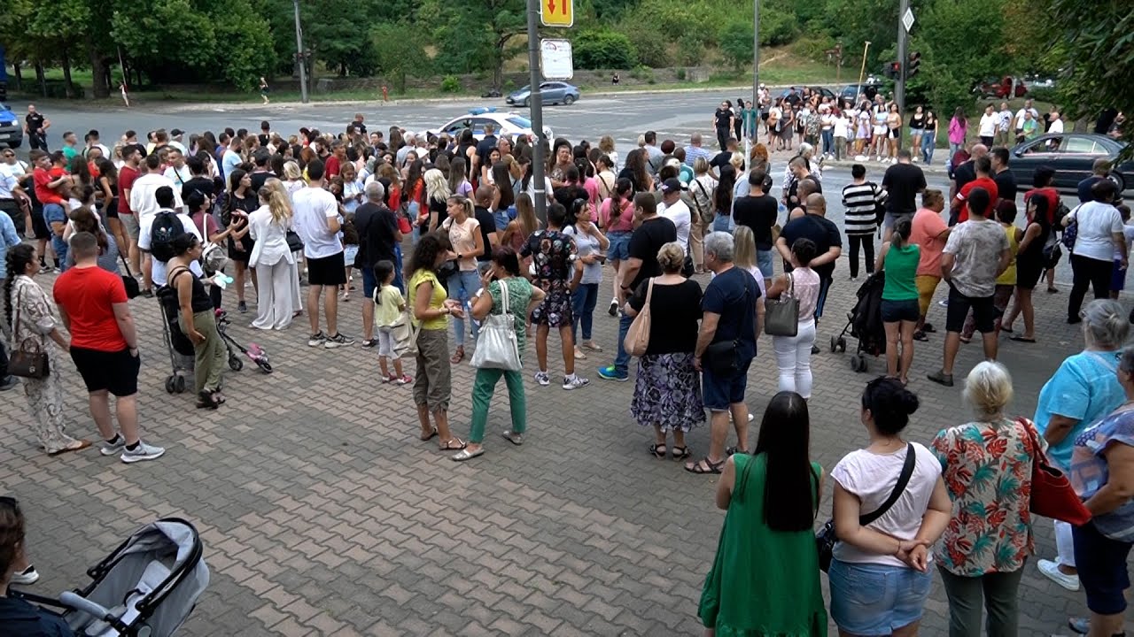 Стотици пред Съдебната палата в Кърджали в подкрепа на обезобразеното с макетен нож момиче