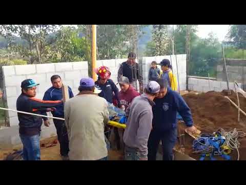 Hombre le cae cubeta de tierra