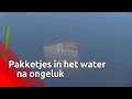 Pakketjes drijven in het water na ongeluk met kleine vrachtwagen