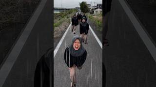 Download lagu Looking for an ice cream vendor in the rain mp3