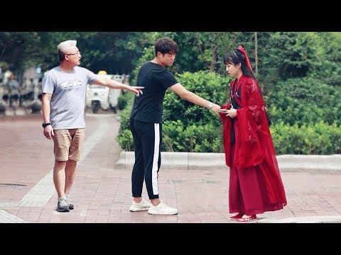 小伙當眾辱罵姑娘穿漢服，路人怒斥：穿什麼關你什麼事！