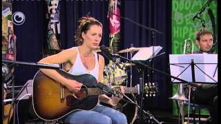 Amy Belle (UK) -  live yn Noardewyn Omrop Fryslân