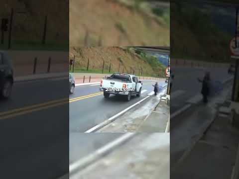 🚨 IDOSA ESCAPA POR SEGUNDOS DE ATROPELAMENTO APÓS COLISÃO ENTRE VEÍCULOS EM MINAS GERAIS