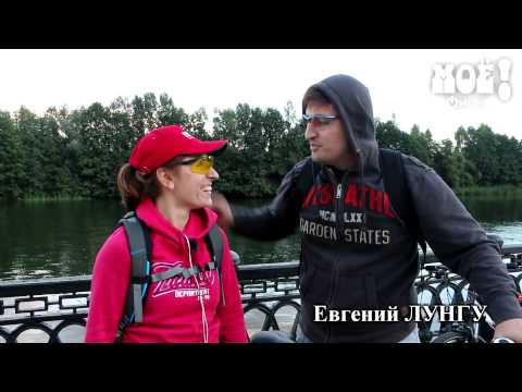 В Воронеже на Адмиралтейской площади под дождём дарили велосипеды