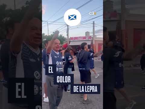 "LA HINCHADA DE INDEPENDIENTE RIVADAVIA EN LA PREVIA DE LA FINAL DE COPA ARGENTINA | Cadena 3" Barra: Los Caudillos del Parque &bull; Club: Independiente Rivadavia