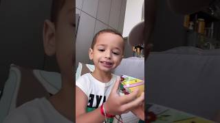 Luke se diverte observando seu pai bebendo café  🤠👶🏼☕