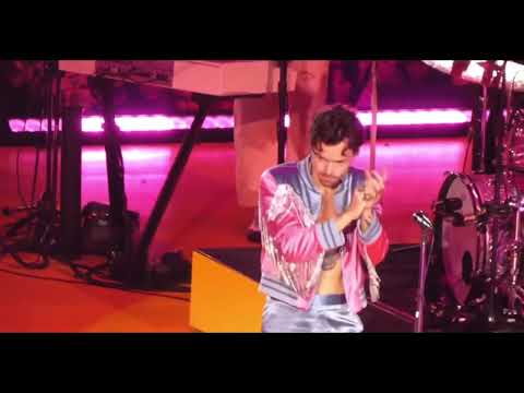 Harry Styles makes crowd crazy during concert