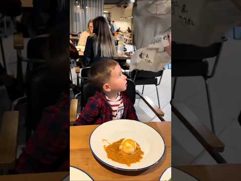 شفتوا شو سوّوا للولد؟ كيكة العسل طلعت له من خلية نحل وردة فعله تجنن 🐝🍯