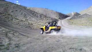 preview picture of video 'Me racing up a hill in a Can-Am Commander XT side by side'