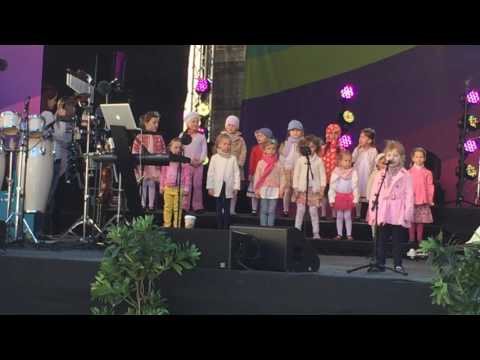 ETV Lasteekraani Muusikastuudio - esinemine Telia emadepäeva konserdil Tallinna Raekoja Platsil