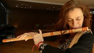IV. Stephanie Bosch gibt eine Kostprobe an der Bansuri-Flöte.