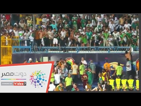 لحظة سقوط مشجعي الجزائر لالتقاط قمصان اللاعبين