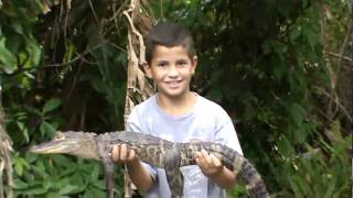 preview picture of video 'Watch Edo Aslan holds a young crocodile'