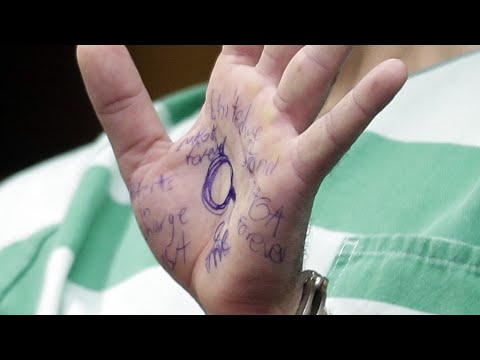 The man charged with killing the reputed boss of the Gambino crime family wrote pro-Donald Trump slogans on his hand and flashed them to journalists before a court hearing Monday. (March 18)