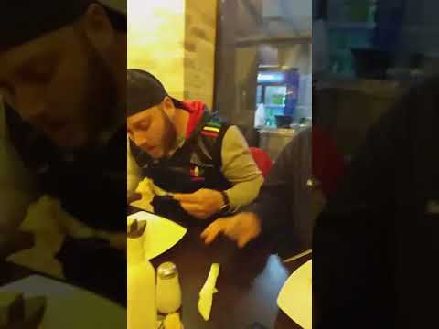REGELE PARFUMURILOR servește desertul la un renumit restaurant din zona floreasca