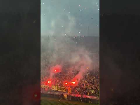 "Recibimiento de La Banda del Parque de Nacional vs Barra Amsterdam de Peñarol en el clásico uruguayo" Barra: La Banda del Parque &bull; Club: Nacional &bull; País: Uruguay