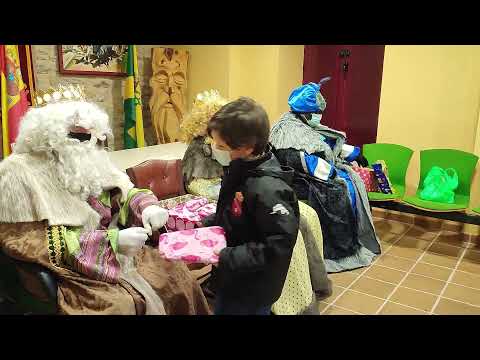 Los Reyes Magos dejan sus regalos a los niños de Peralejos de Abajo