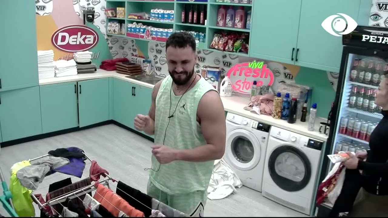 Nita i kërkon Shpatit të lahet te dushi transparent