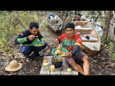 Pescaria de malhadeira e fazendo caldeirada de peixe no igapó, no Amazonas.