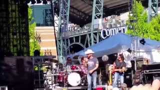 Keep Them Kisses Comin&#39; - Craig Campbell (Live)