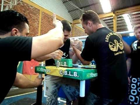 Campeonato Paranaense de Luta de Braço 2010 Diego Bruxo x Marcio Menegueti (final esquerdo)