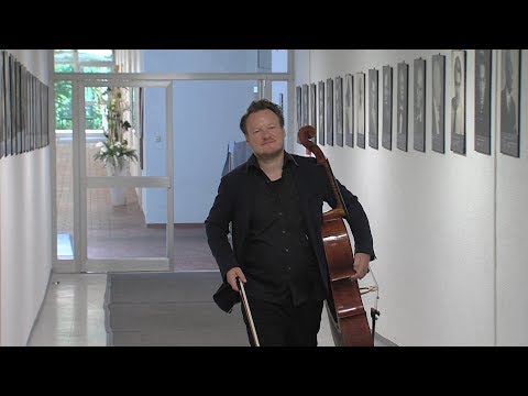 Aus dem Leben im Graben: Cellist Daniel Geiss berichtet