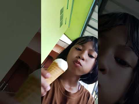 nazima makan ice cream