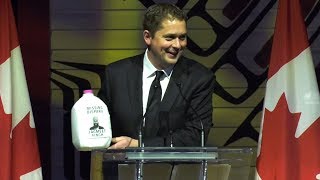 Scheer pays tribute to his plaid shirt during press gallery dinner