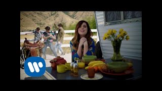 Musik-Video-Miniaturansicht zu Shut Up and Kiss Me Songtext von Echosmith