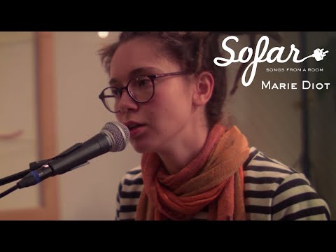 Marie Diot - Dümmlich Schauender Riesenhund | Sofar Weimar