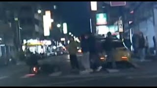 【車禍影片】 不開頭燈+不禮讓行人=被擊落（2023.02.19 台北市中山區龍江路與五常街口