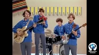 The Monkees - What Am I Doing Hangin&#39; Round