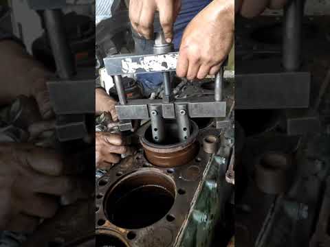 Cylinder liner puller