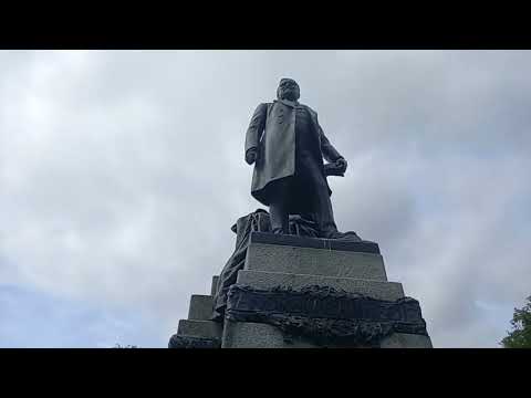 Walking with Tamson, episode 85. Andrew Carnegie & Pittencrieff Park. Dunfermline, Scotland