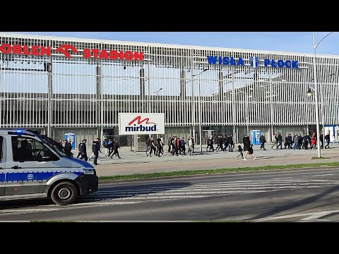 Kibice Jagiellonii Białystok pod stadionem w Płocku | 21.04.2023