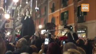 si-accende-l-albero-folla-in-delirio-per-l-arcuri