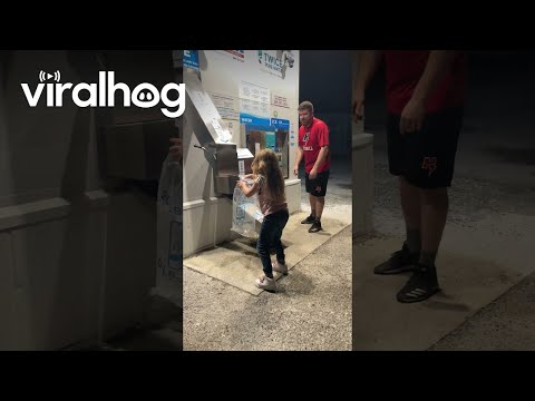 バッグは氷をつかめない｜ViralHog (Bag Can't Catch The Ice || ViralHog)