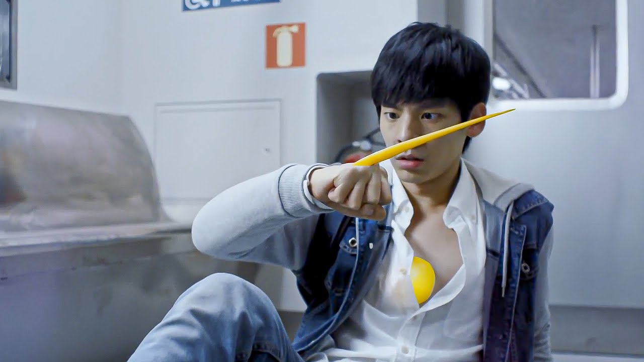 UMA GEMA DE OVO ALIENIGENA INVADE CORPO DE UM JOVEM E LHE DA SUPER PODERES.