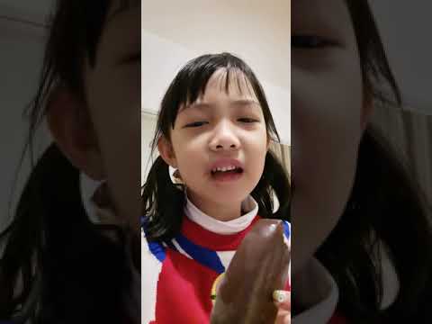 Makan ice cream, berrrrr..... Dingin..