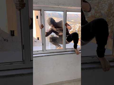 طلع في حرامي علنافذة 🪟 وعم يهربو منو 🥷💥