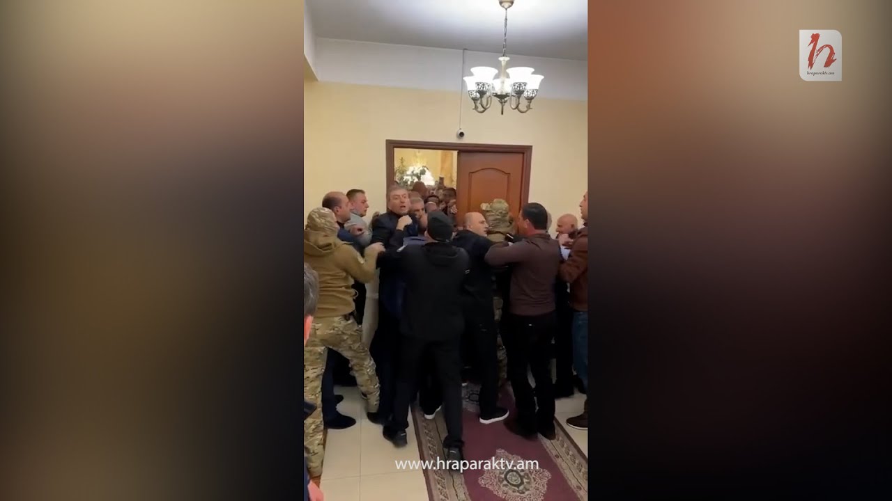 Քաղաքապետարանի աշխատակիցները թույլ չեն տալիս տանեն Վարդան Ղուկասյանին