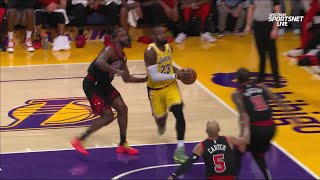 LeBron James dunks over 2 Bulls defenders after spin move